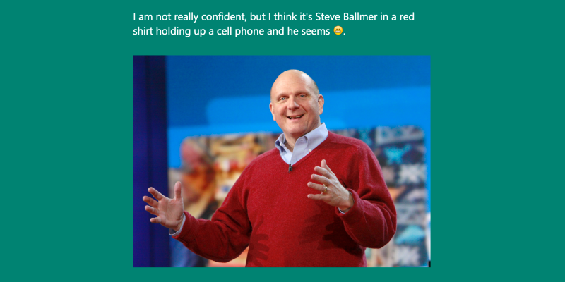 “No estoy seguro, pero creo que es Steve Ballmer con un jersey rojo sosteniendo un teléfono y sonriendo”